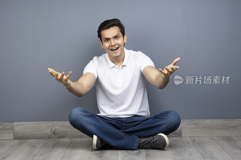 男人盘腿坐在地板上的stock photo